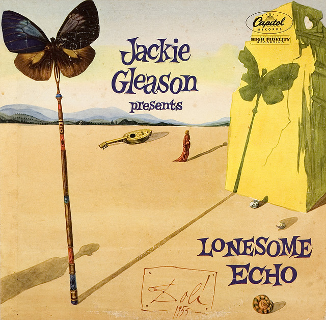 Salvador Dalí for Lonesome Echo by Jackie Gleason جلد آلبوم سال 1955 جکی گلیسون، کمدین، هنرپیشه و موزیسین آمریکایی اثری از دوستش سالوادر دالی است. او این تصویر را پر از اندوه و تنهایی و شکنندکی توصیف می‌کند.